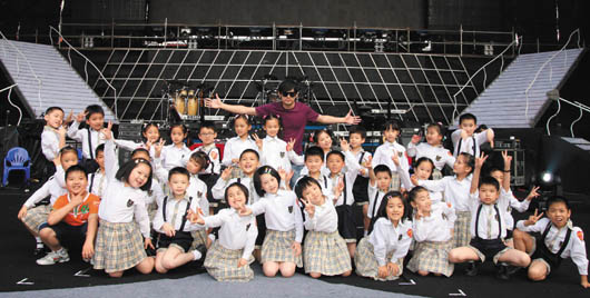 周杰倫重慶義唱募2900萬羅大佑美國籌善款(圖)