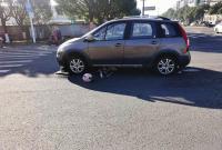 女子騎車遇事故被壓車底 一群陌生人伸出援手抬車救人