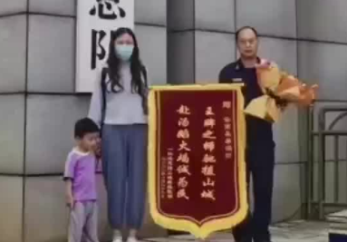 致謝錦旗重慶人送到了云南 網友:人未回 錦旗到!